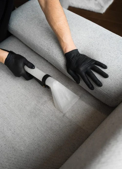Illustration du nettoyage par extraction d’une assise de canapé en tissu